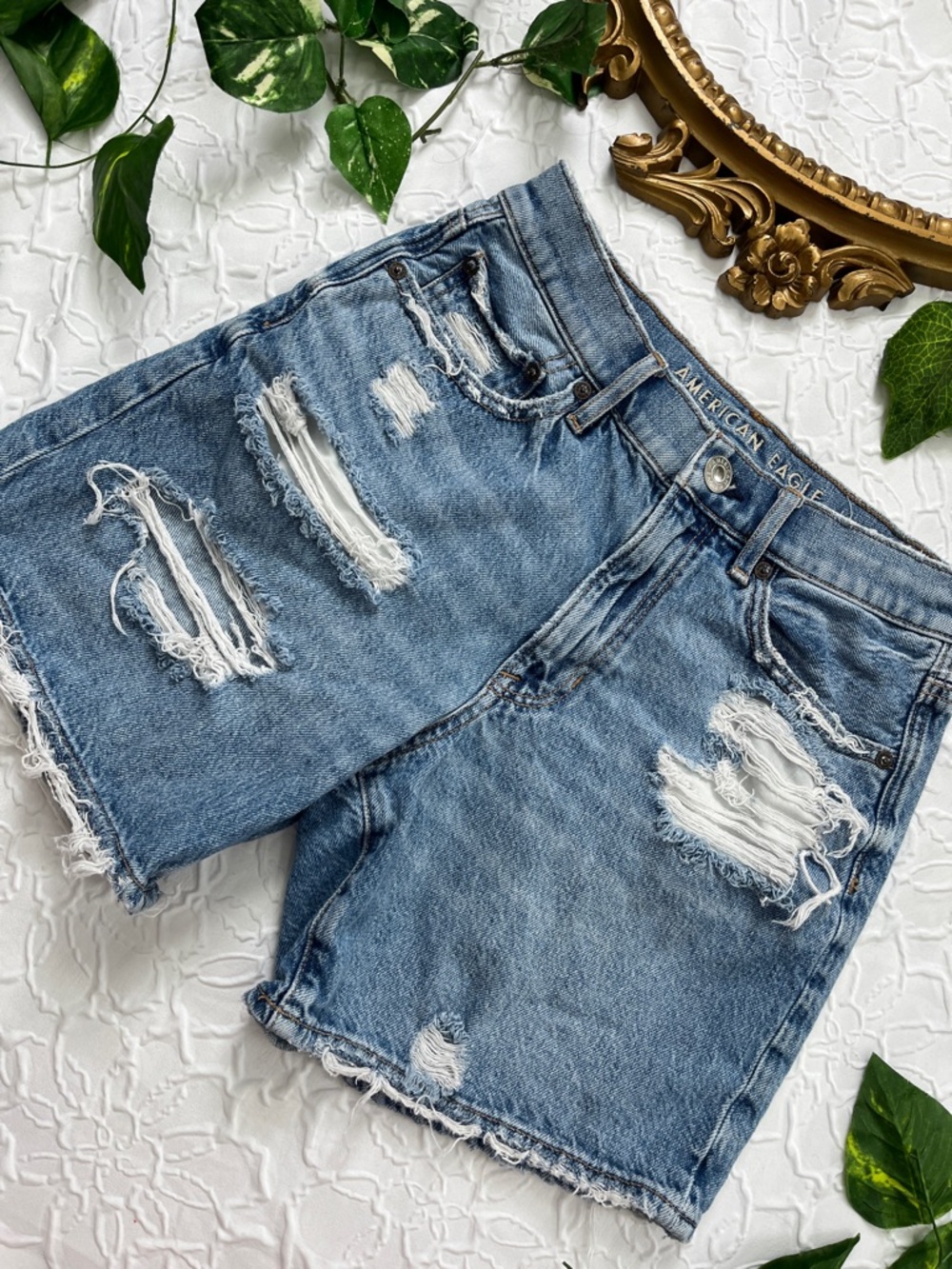 American Eagle Distressed Denim 90s Boyfriend Shorts size 4